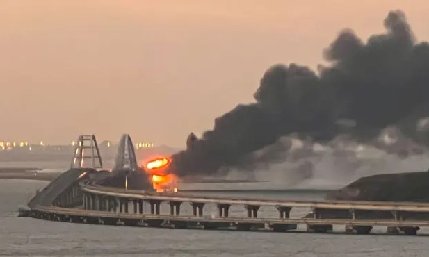 Μερική κίνηση οχημάτων στη γέφυρα – Συγκλονιστικά βίντεο από τη μεγάλη έκρηξη
