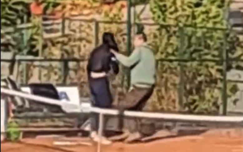 Προπονητής τένις ξυλοκοπεί βάναυσα την 14χρονη κόρη του μέσα στο γήπεδο
