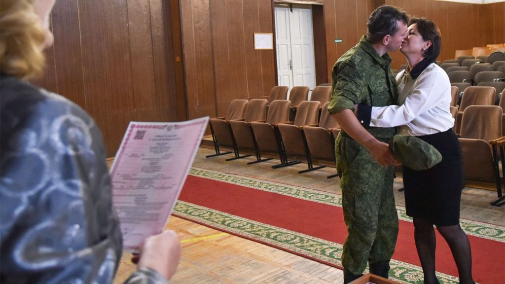 Ρωσία: Η επιστράτευση του Πούτιν στέλνει ζευγάρια… στα σκαλιά της εκκλησίας