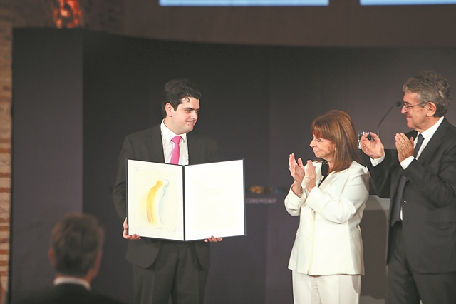 ΤΟ ΒΡΑΒΕΙΟ «ΘΕΟΦΑΝΩ»