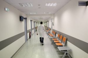 Πάτρα: Ασθενής στο «Καραμανδάνειο» δάγκωσε γιατρό γιατί δεν την άφησαν… να καπνίσει