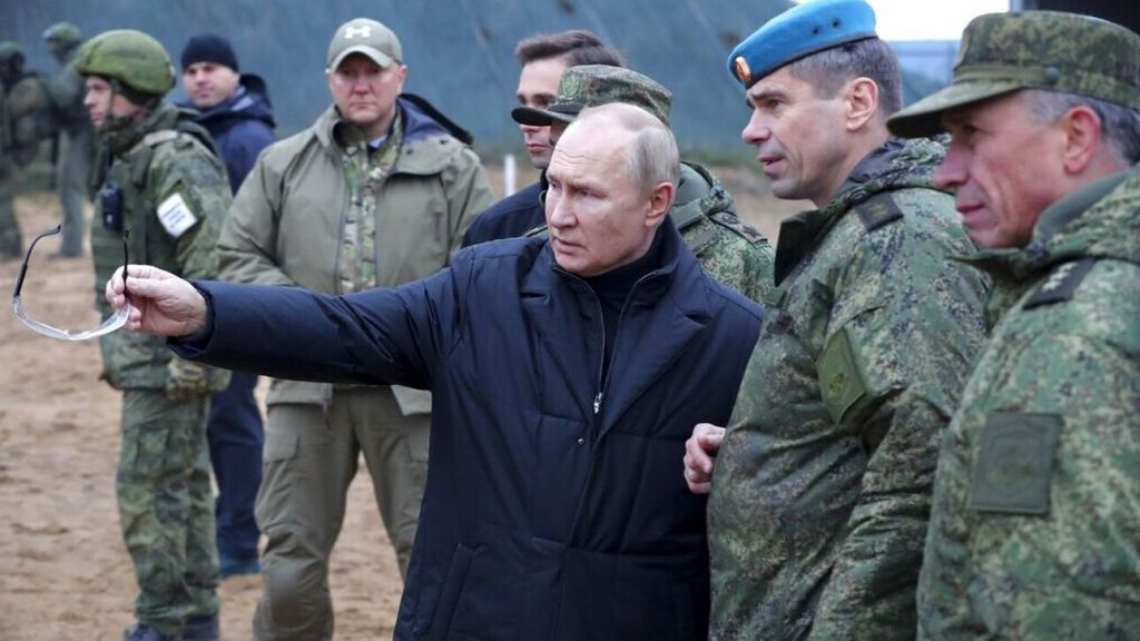 Ο Πούτιν κάνει επίδειξη με τουφέκι ελεύθερου σκοπευτή