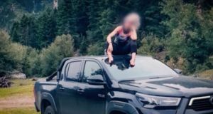 Ευρυτανία: «Η κόρη μου είναι στον βυθό της λίμνης» λέει η μητέρα της 48χρονης