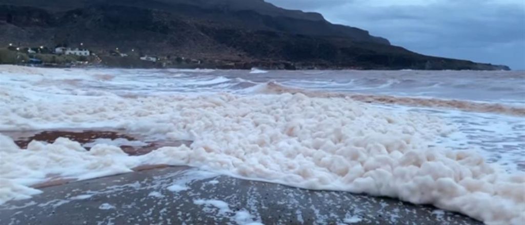 Γιατί άφρισε η θάλασσα στην Κρήτη μετά την φονική κακοκαιρία