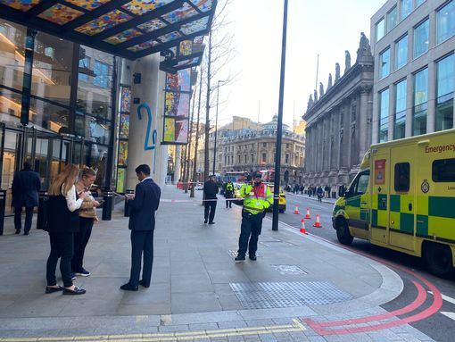 Συναγερμός στο Λονδίνο: Τρεις τραυματίες σε επίθεση με μαχαίρι