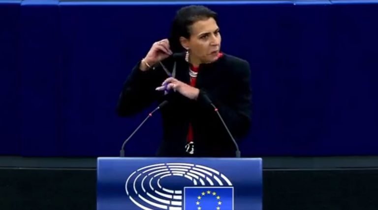 Ευρωβουλευτής έκοψε τα μαλλιά της για συμπαράσταση στις γυναίκες του Ιράν | tanea.gr