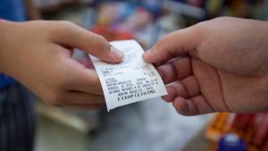 Έτσι θα καταγγείλετε με το κινητό σας «μαϊμού» αποδείξεις από βενζινάδικο – Κερδίστε έως 2.000 ευρώ