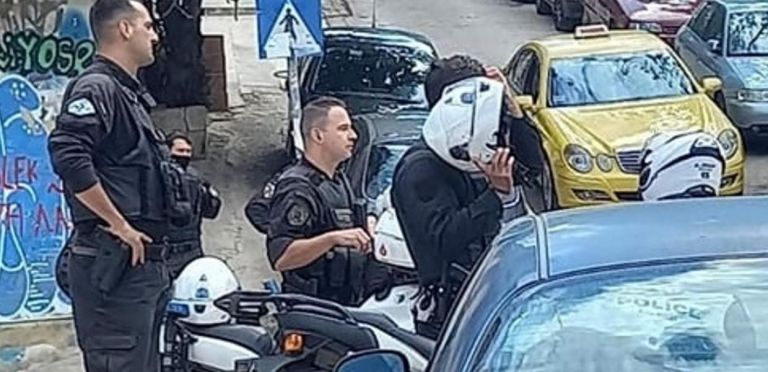 Έστειλαν αστυνομικούς έξω από δημοτικό σχολείο μετά τον ξυλοδαρμό γονέα στου Στρέφη | tanea.gr
