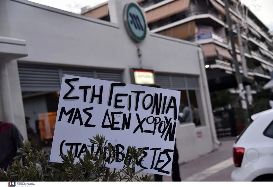 Σεπόλια: Συγκλονιστικό γράμμα μητέρας έξω από το μαγαζί του παιδοβιαστή