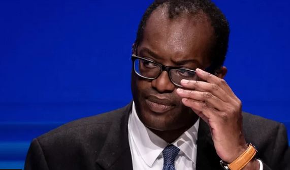 Βρετανία: Παύθηκε από τα καθήκοντά του ο υπουργός Οικονομικών Κουάζι Κουάρτενγκ