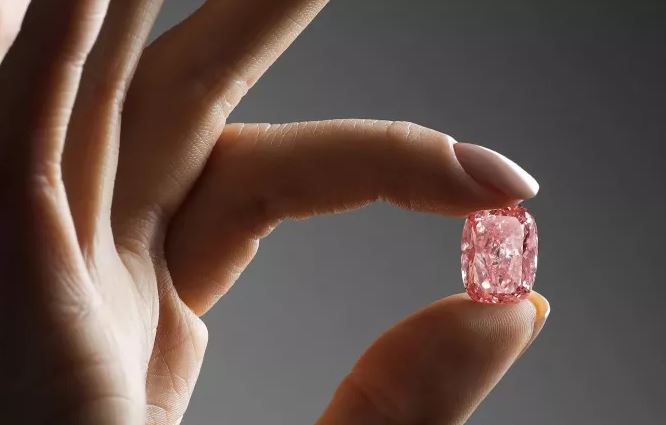 Το ροζ διαμάντι που πουλήθηκε έναντι σχεδόν 58 εκατ. δολαρίων