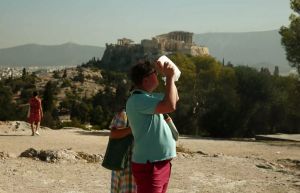 Μερική έκλειψη ηλίου: Μοναδικές εικόνες από το εντυπωσιακό φαινόμενο