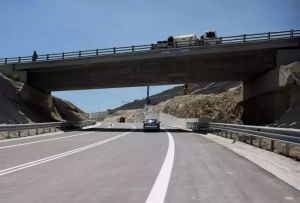 Παρασύρθηκε από αυτοκίνητο την ώρα που άλλαζε λάστιχο