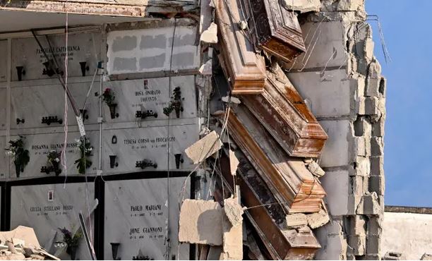 Italia: il cimitero crolla e le bare sono sospese in aria