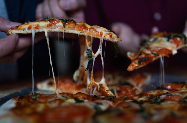 Επιστήμονες ανακάλυψαν νευρώνες φαγητού στον εγκέφαλο – Αντιδρούν στην πίτσα και το παγωτό