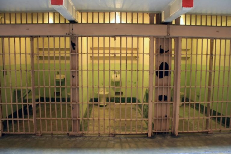 Βόλος: Ξύλο μέχρι λιποθυμίας και ληστείες στις φυλακές