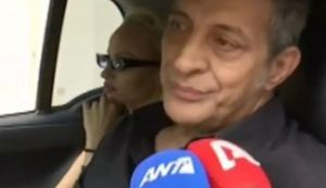 Θέμης Αδαμαντίδης: Συντετριμμένος στην κηδεία της μητέρας του