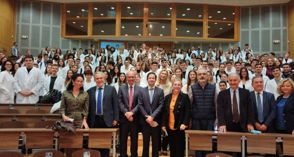 Ιατρική Σχολή Αθηνών: Υποδέχτηκε τους πρωτοετείς φοιτητές με την «τελετή της λευκής ποδιάς»