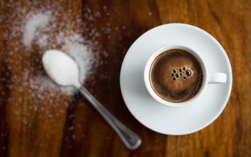 Ακρίβεια: «Εκτοξεύθηκαν» οι τιμές σε καφέ, ζάχαρη και γάλα