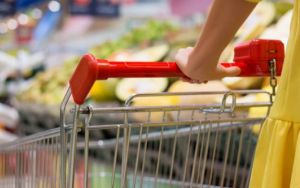 Ακρίβεια: Οι αυξήσεις αδειάζουν το καλάθι της νοικοκυράς