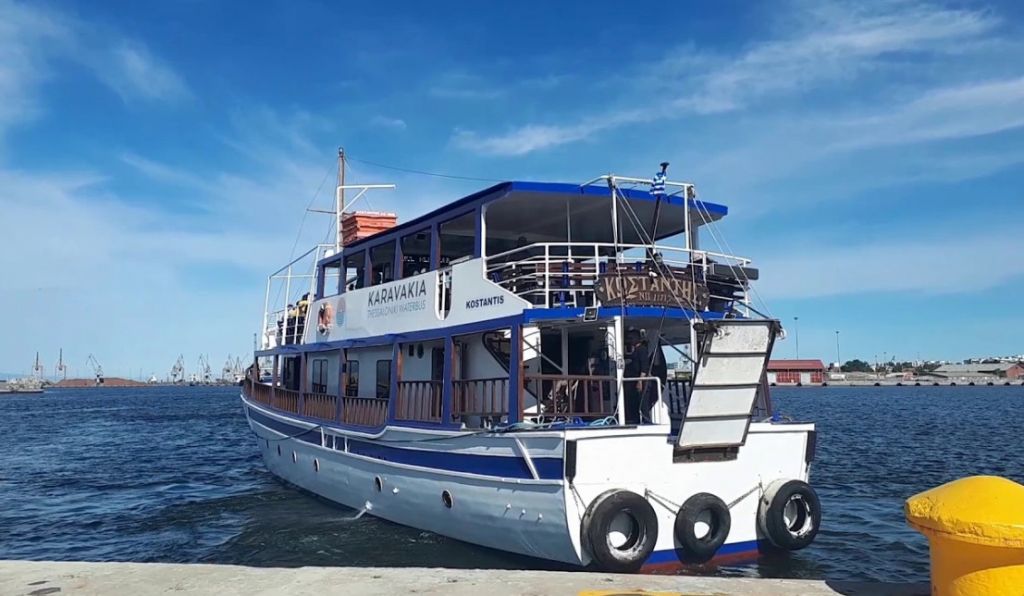 Θεσσαλονίκη: Στάχτη έγινε το καραβάκι «Κωνσταντής» που έκανε δρομολόγια στις ακτές του Θερμαϊκού