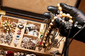 Διάρρηξη με λεία άνω του ενός εκατ. ευρώ στη Βάρκιζα