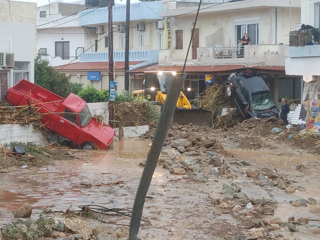 Κρήτη: Εικόνες από την βιβλική καταστροφή στην Αγία Πελαγία – Φονική πλημμύρα με έναν νεκρό και αγνοούμενους