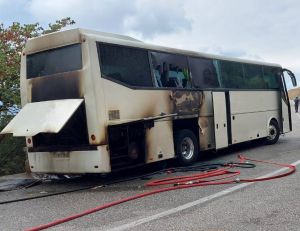 Στις φλόγες τυλίχτηκε λεωφορείο στα Μετέωρα