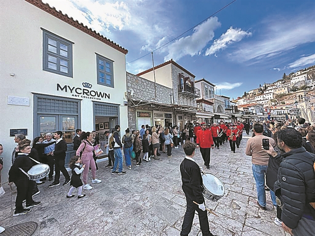 Ενα πορτοκαλί σύννεφο τυλίγει την Αθήνα