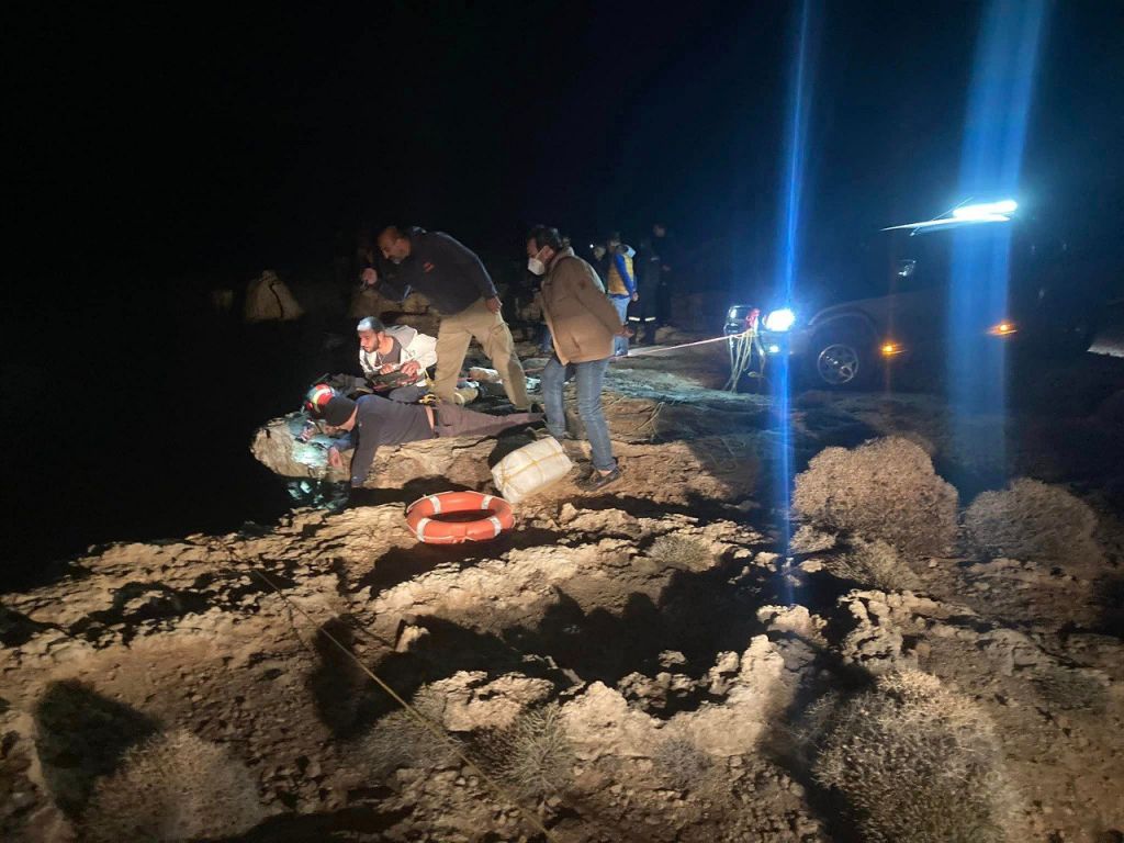 Οικονόμου για διπλό πολύνεκρο ναυάγιο με μετανάστες – «Ρίχτηκαν από ασυνείδητους διακινητές στα μανιασμένα νερά του Αιγαίου»