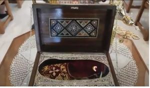 Κοζάνη: «Πάρτι» στο twitter για το προσκύνημα της «ιερής παντόφλας»