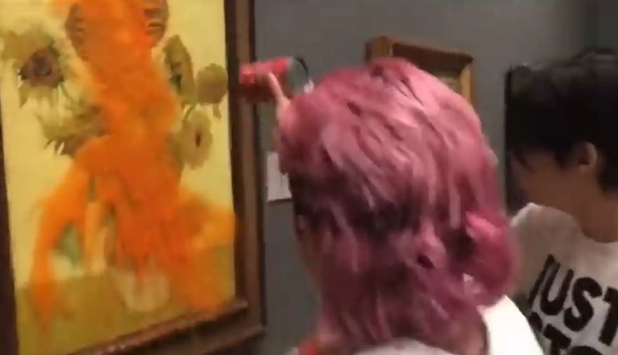 Βρετανία: Ακτιβίστριες κατά της κλιματικής αλλαγής έριξαν ντοματόσουπα στα «Ηλιοτρόπια» του Bαν Γκογκ