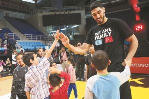 O σούπερ σταρ Ενές Καντέρ στα «Νέα»: «Θα κάνω μήνυση στο ΝΒΑ»!