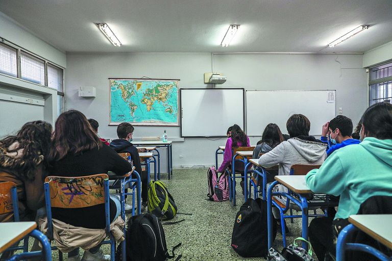 Πανικός στα Μελίσσια: Μαθητές άναψαν πυρσούς κι έριξαν βεγγαλικά μέσα σε σχολείο