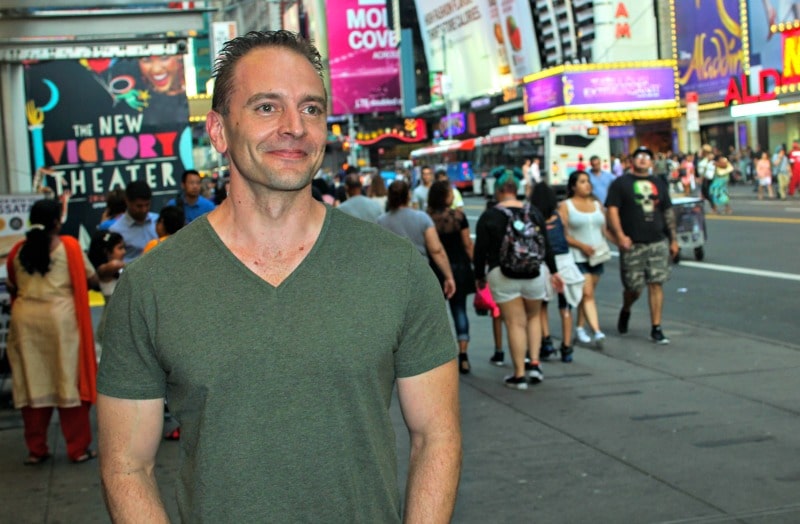 Gene Gillette: Ο εξαιρετικός ηθοποιός του Broadway έρχεται από τη Νέα Υόρκη στο Υπόγειο του Θεάτρου Τέχνης