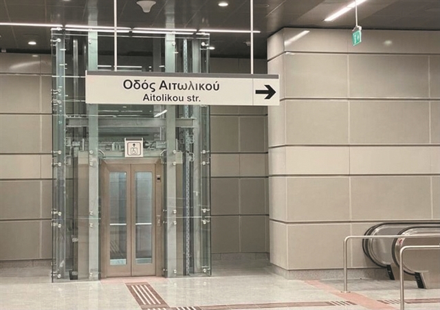 Ο Μ. Καραγάτσης στο μετρό του Πειραιά