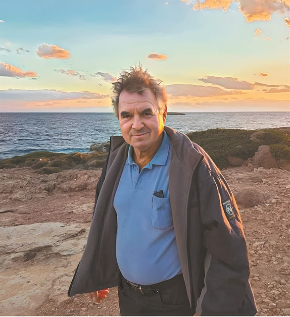 Ανθρωπος στη θάλασσα