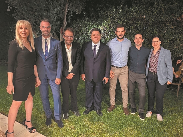 Διανομή ρόλων στην Κουμουνδούρου με ασκήσεις ισορροπίας