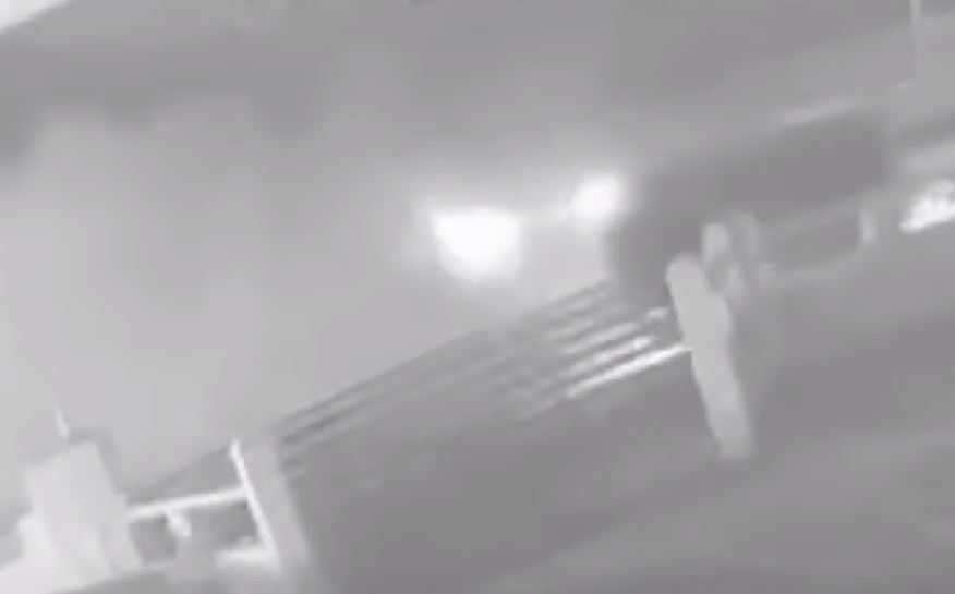 ΙΧ έκανε πέντε τούμπες στον αέρα, όμως ο οδηγός βγήκε χωρίς γρατζουνιά