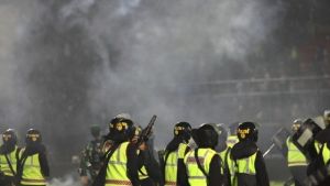 Συγκλονιστική μαρτυρία από την Ινδονησία: «Αναποδογύριζα πτώματα για να βρω τη γυναίκα και τις κόρες μου»