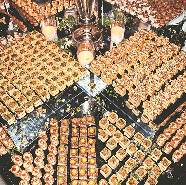 Μουσείο Μπενάκη και Δειπνοσοφιστήριον, κάτω από την ολοφώτεινη γραμμή