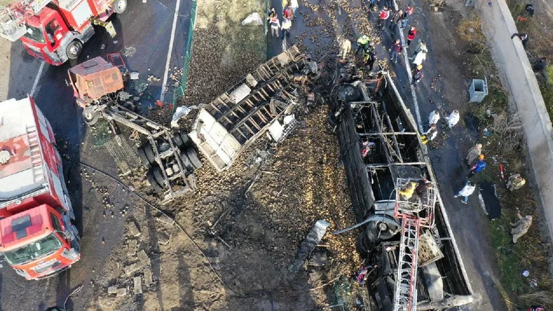 Τουλάχιστον επτά νεκροί σε σύγκρουση λεωφορείου με δύο φορτηγά