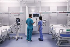 Θάνος Πλεύρης: Πράσινο φως για να επιστρέψουν στα νοσοκομεία οι ανεμβολίαστοι υγειονομικοί