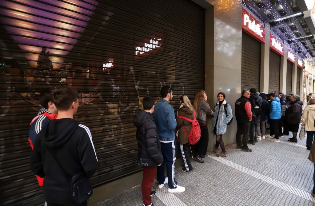 Σε ρυθμούς Black Friday η Ελλάδα: Ουρές έξω από καταστήματα και εμπορικά στο κέντρο της Αθήνας