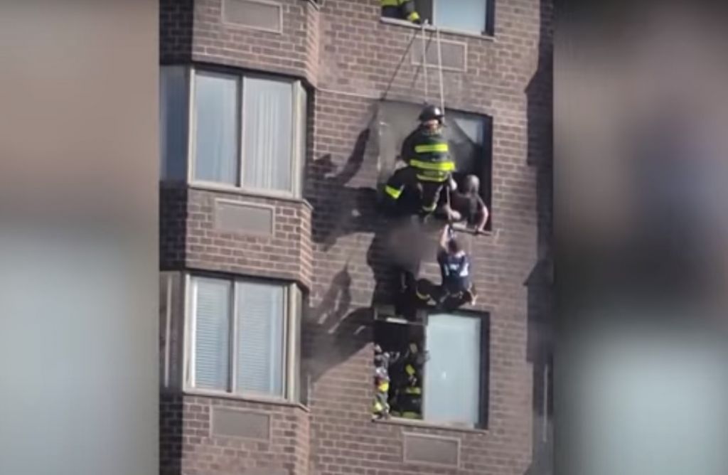 Διέσωσαν γυναίκα από φλεγόμενο κτίριο 37 ορόφων