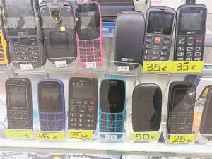 Σαφάρι για… μη «έξυπνα» κινητά στην Ομόνοια