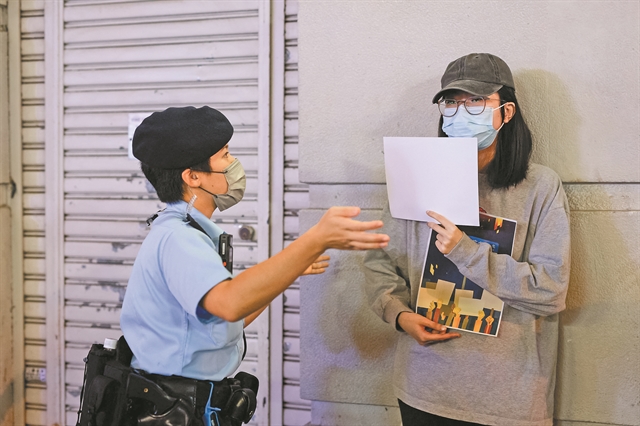 Με όπλο λευκές κόλλες χαρτί, ζητούν ελευθερία