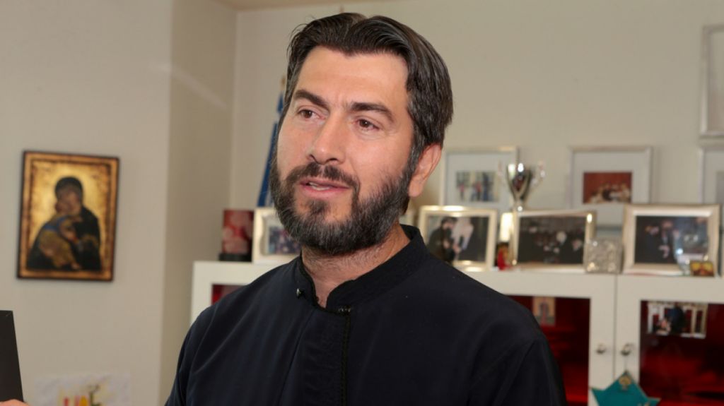 Με Πόρσε κυκλοφορούσε ο πατήρ Αντώνιος – 28 εκατομμύρια οι δωρεές σε 4 χρόνια