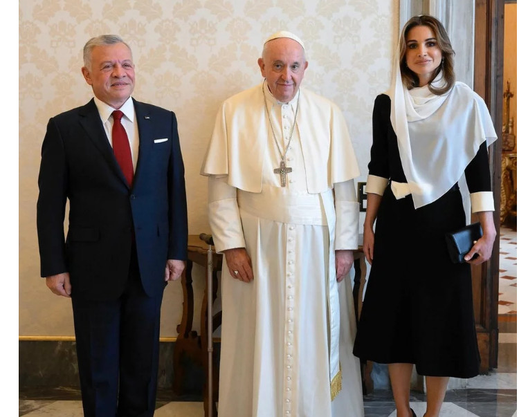 Γιατί η βασίλισσα Ράνια είναι η μοναδική που απαγορεύεται να φοράει λευκά όταν συναντά τον Πάπα