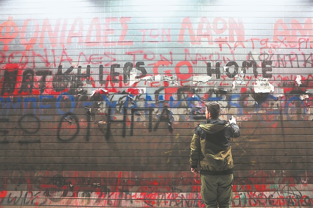 Στην αγκάλη του στρατάρχη